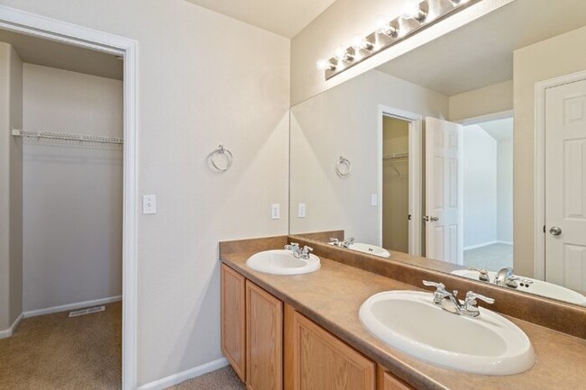 Building Photo - Double Primary Suite Townhome 2 bed, 2.5 b...