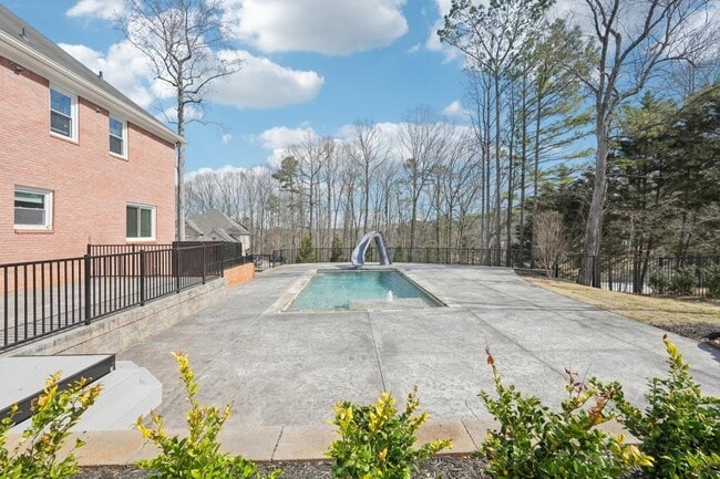 Building Photo - 1600 Spring Arbor Ct