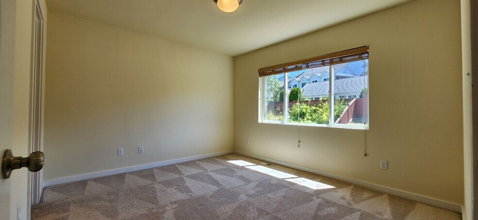Building Photo - 2567 NE Kensington Ct