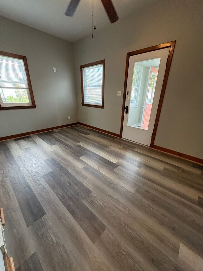 Building Photo - 1115 Hollister Ave