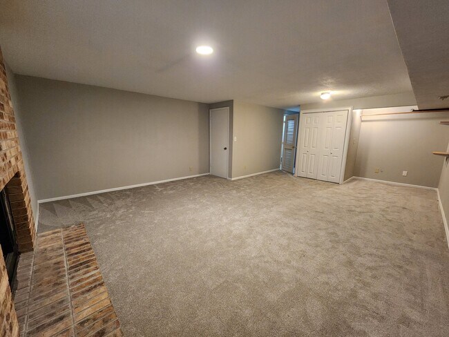 Building Photo - 2 bedroom westside - Rockrimmon