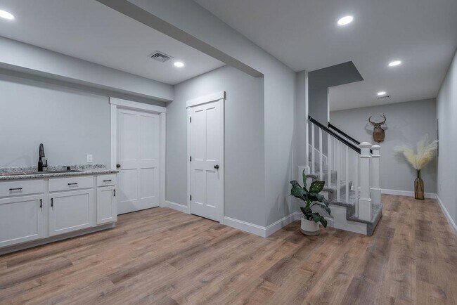 Building Photo - 310 Berry Pond Rd