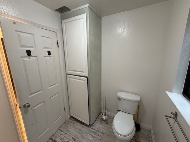 Building Photo - 3-Bedroom Pinole Townhouse with Spacious L...