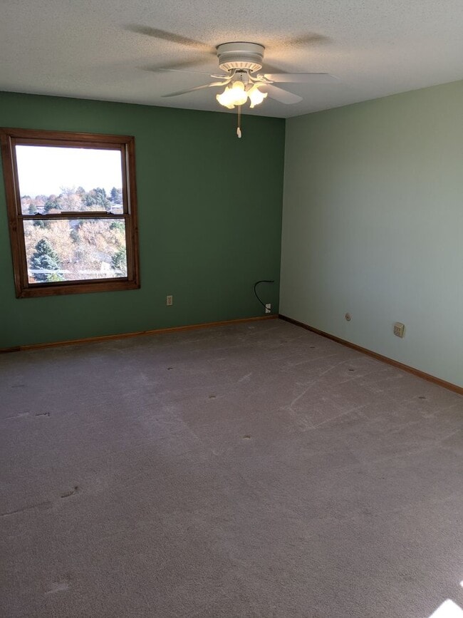 Building Photo - Stunning Golden Townhouse On Top of The World!