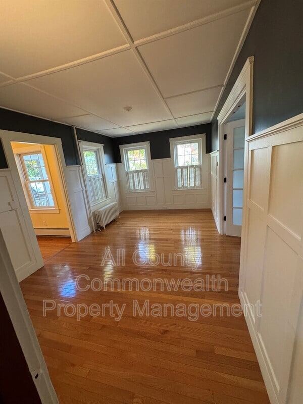 Building Photo - 49 Hoppin Hill Ave