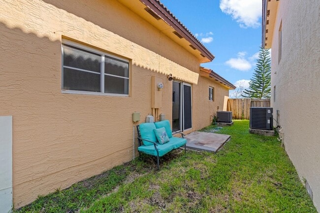 Building Photo - 2552 NE 41st Ave