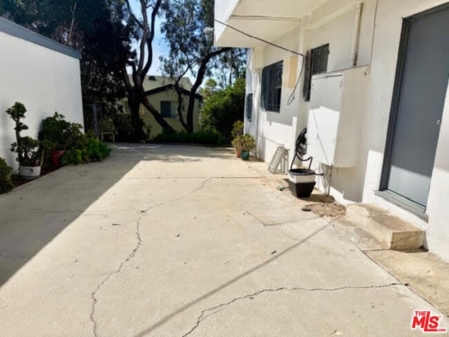 Building Photo - 830 Hill St