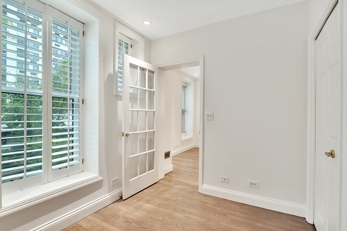 Building Photo - 1228 N Dearborn St