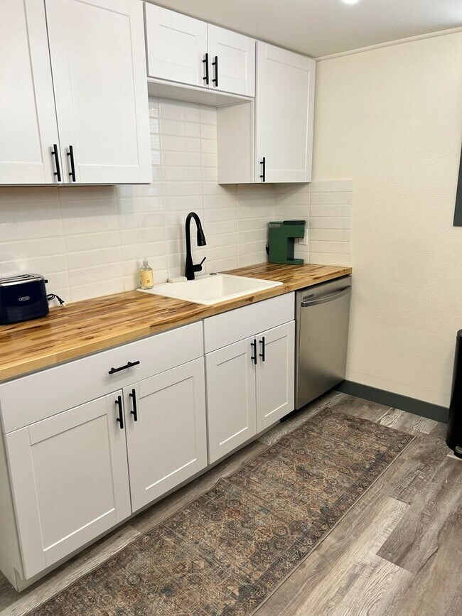 Building Photo - garden level one bedroom apartment