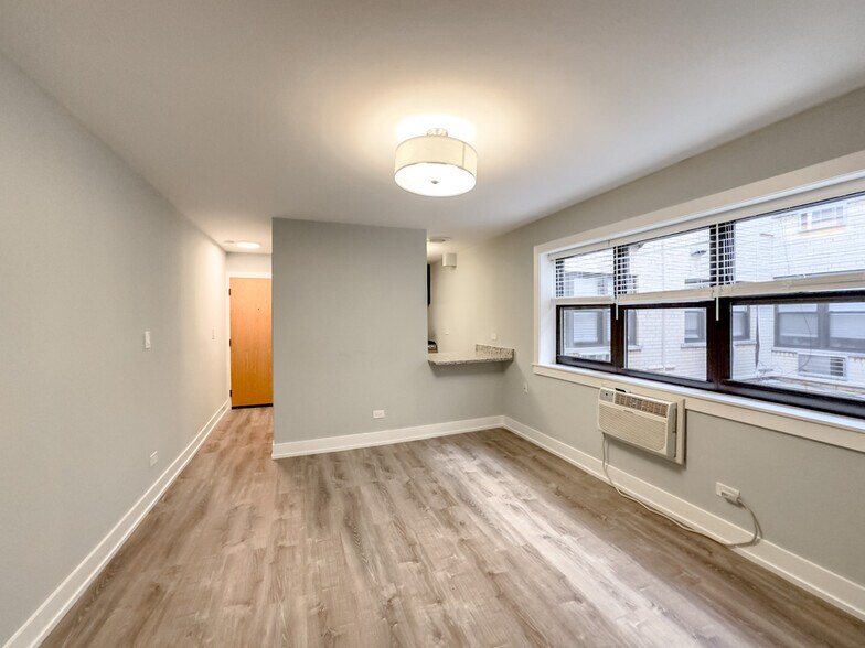 Building Photo - 536 W Barry Ave