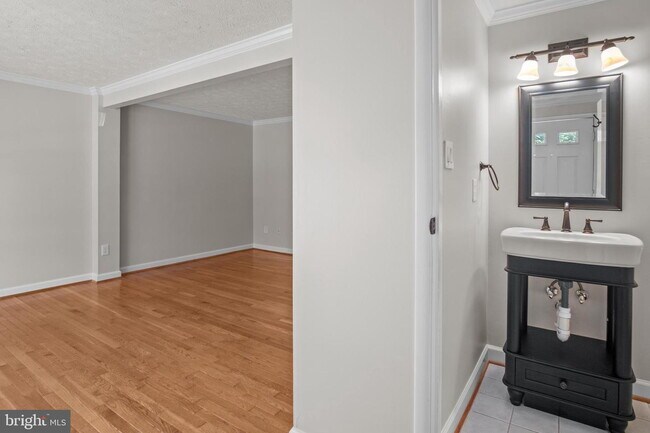 Building Photo - Conveniently Located Townhouse with Versatile Living Spaces