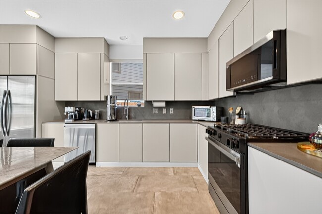 Building Photo - 10021 Hillside Bayou Dr