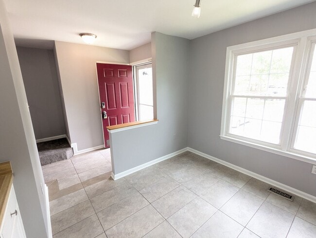 Building Photo - Beautifully maintained townhouse in establ...