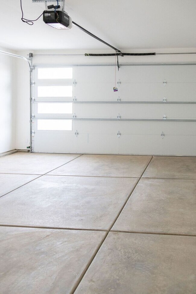 Building Photo - Spacious 4-Bed Home in Sage Canyon