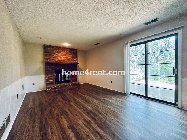 Building Photo - Beautiful Overland Park Home!