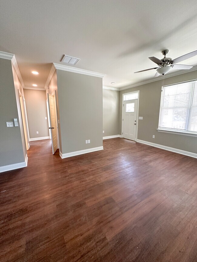 Building Photo - 704 Moore St