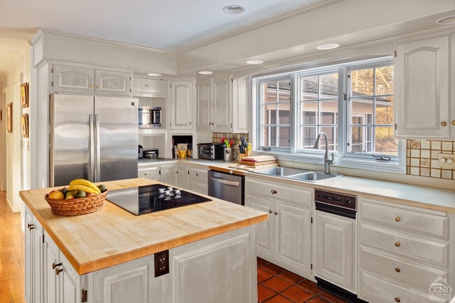 Building Photo - 147 Rock City Rd