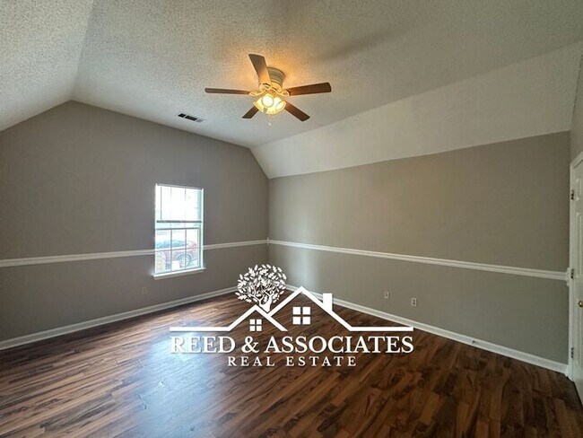 Building Photo - Charming Home Located on Large Corner Lot!