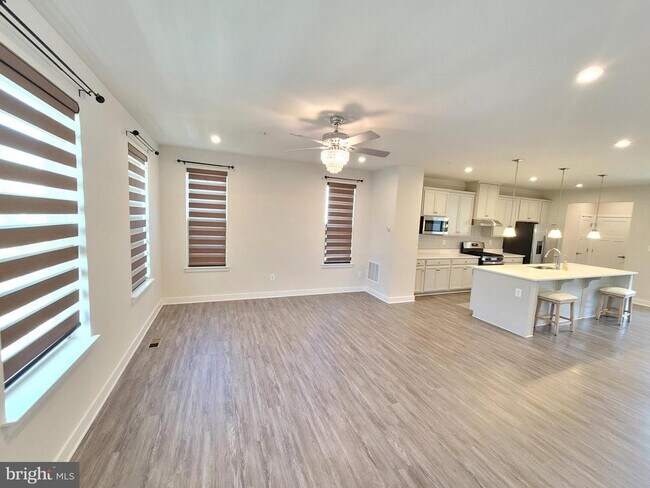 Building Photo - 8667 Shady Pines Dr