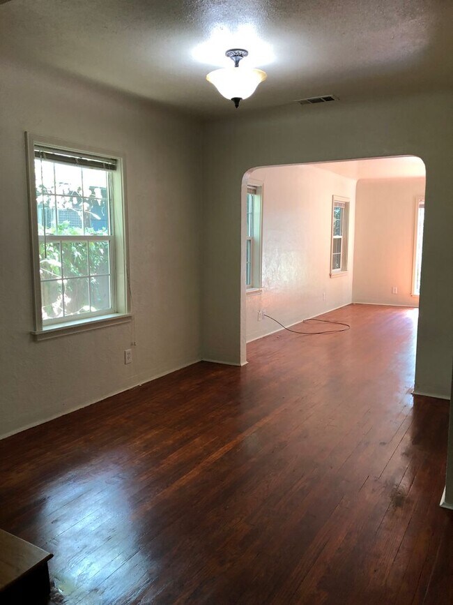 Building Photo - *RESERVE FOR SUMMER 2026* 5 Bedroom 3 Bath...