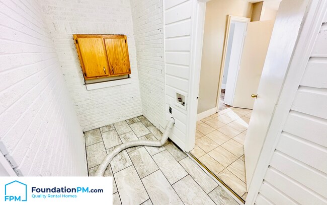 Building Photo - 888 Looney Ave