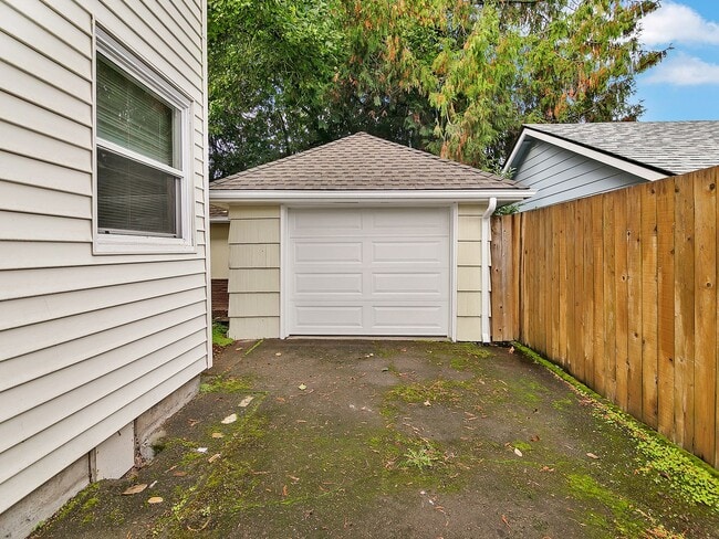 Building Photo - MID-CENTUTY MODERN 4 BEDROOM/2 BATH HOME-MUST SEE TO APPRECIATE!!