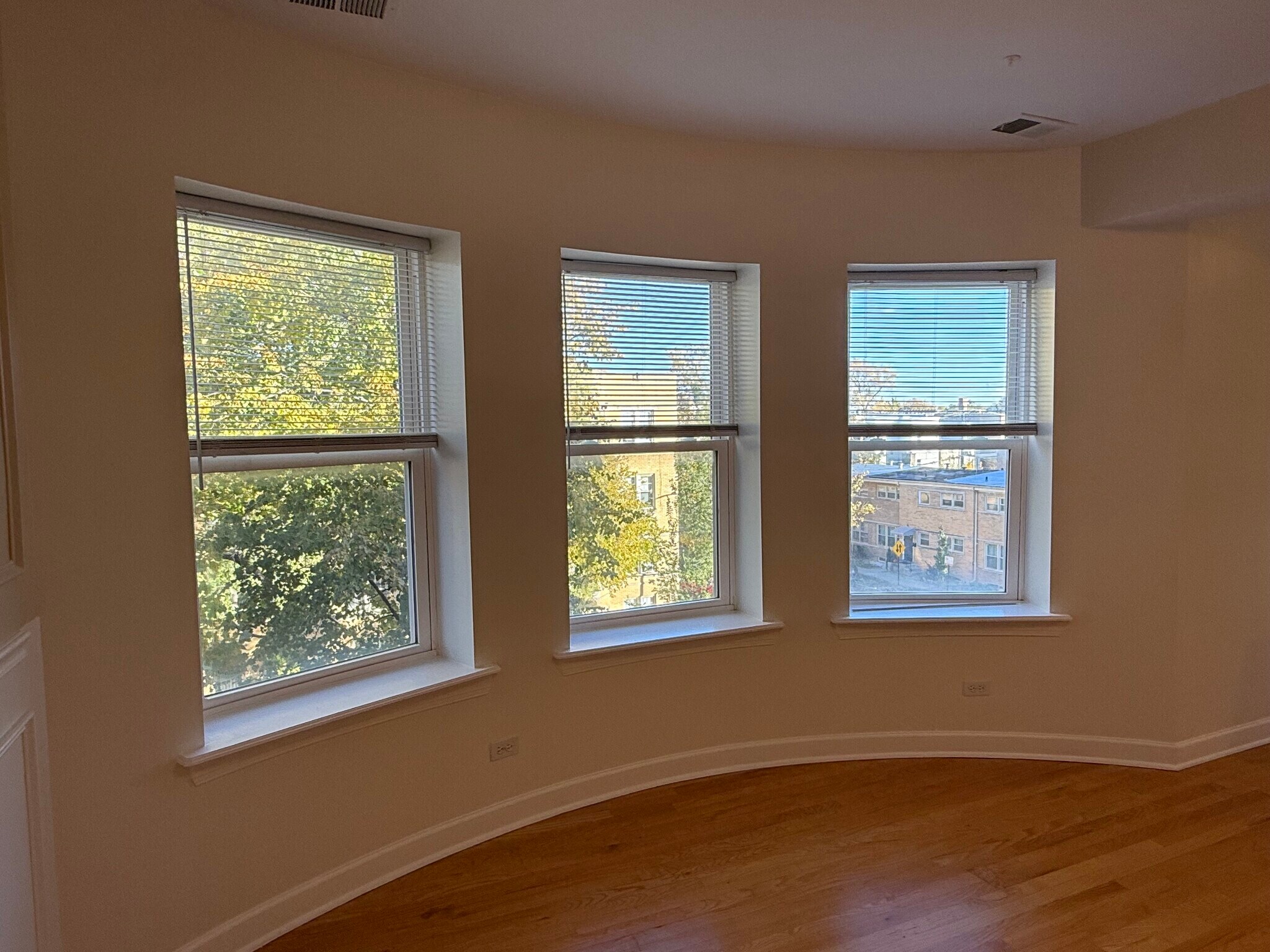 Building Photo - 6204 N Claremont Ave