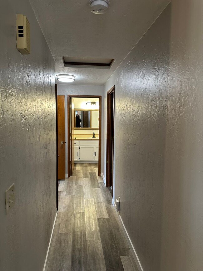 Building Photo - Updated 3 bedroom 1.5 bath house in Eugene!