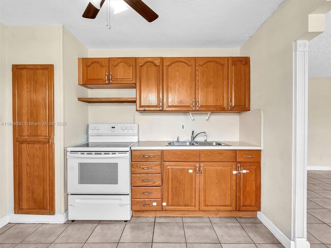 Building Photo - 5611 SW 37th St