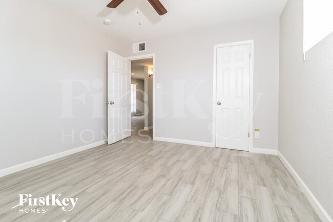 Building Photo - 2735 W Royal Palm Rd