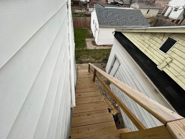 Building Photo - 417 Utah St