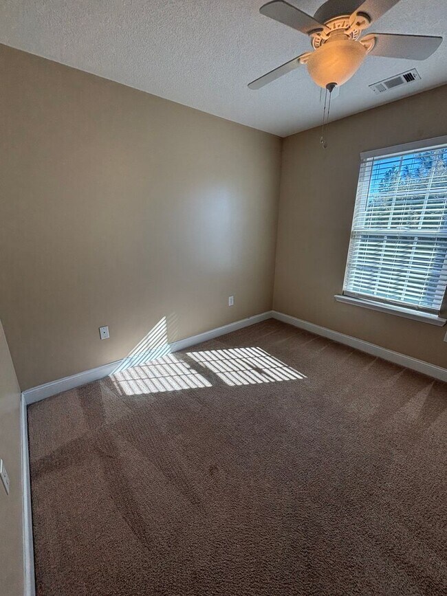 Building Photo - AVAILABLE NOW!