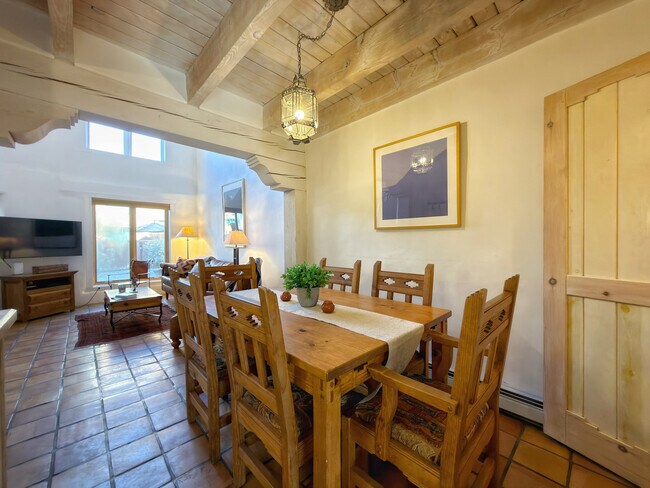 Building Photo - 624 Galisteo St