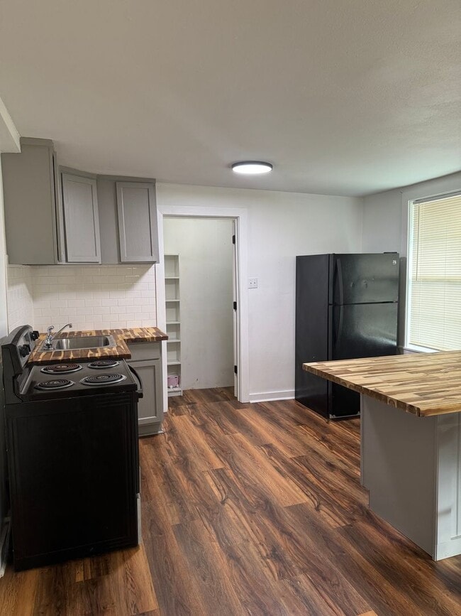 Building Photo - Cute 1/1 Apartment Near Downtown Bryan!
