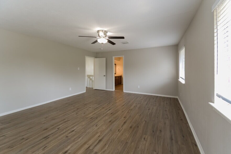Building Photo - 701 Tanglewood Dr