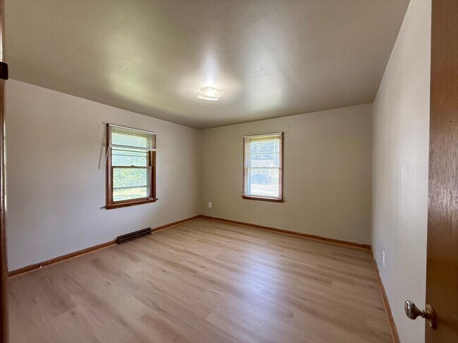 Building Photo - 208 S Oak St