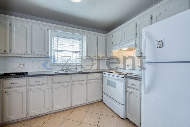 Building Photo - 815 E Sugarcane Dr