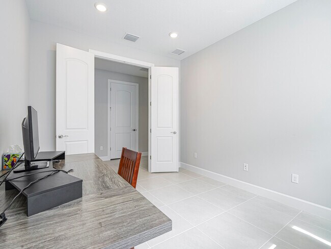 Building Photo - 3842 White Alder Wy