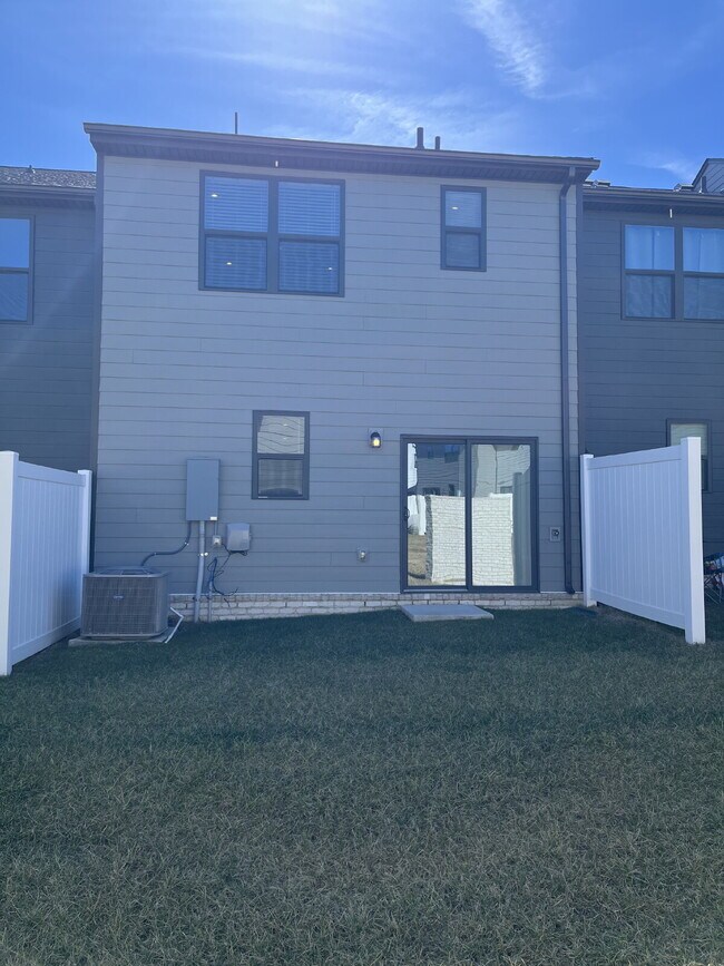 Building Photo - "Charming 3-Bedroom Townhouse with 2.5 Baths on Riverbrook Drive – Your Perfect Gallatin Retreat!"