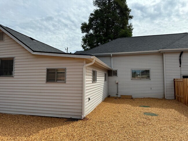 Building Photo - Updated 3 bedroom 2 bathroom duplex in his...