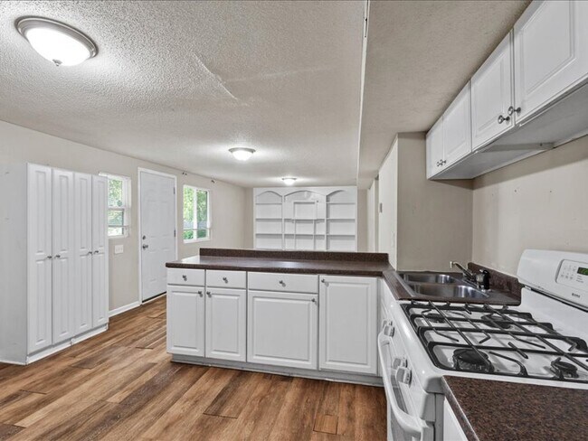 Building Photo - 10 W 98th St