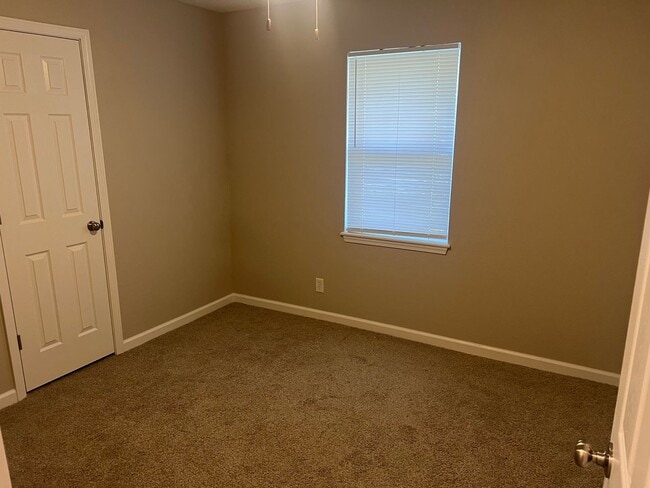Building Photo - 3 Bedroom 1 bath