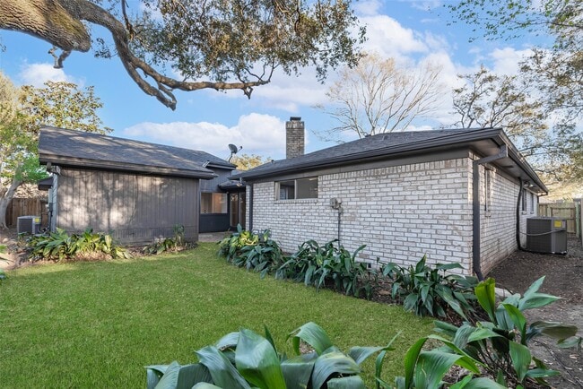 Building Photo - 6114 Hummingbird St