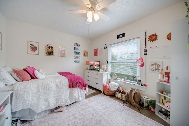 Building Photo - Massive 10 Bedroom Newly Renovated House P...