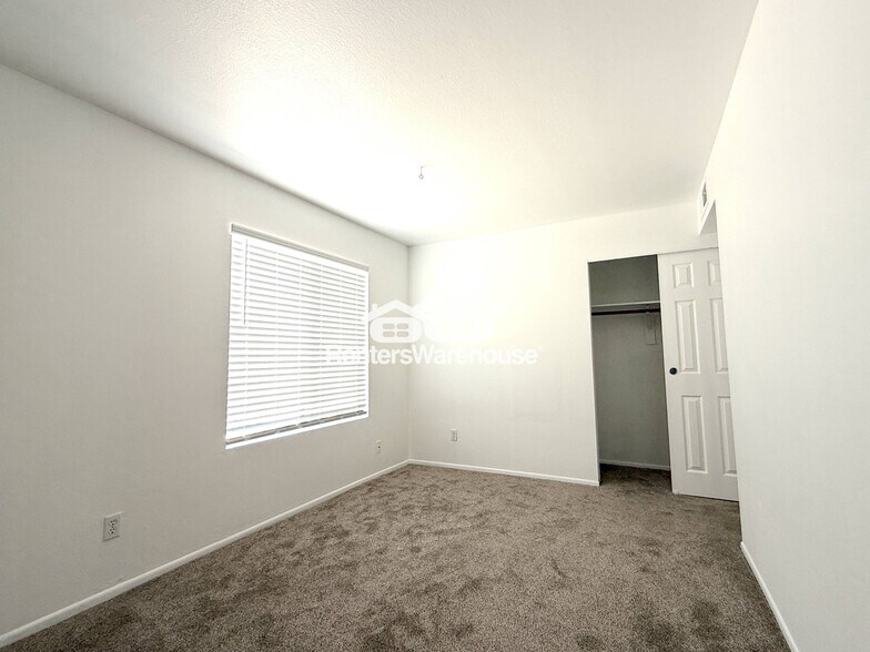Building Photo - 1336 N 85th Pl