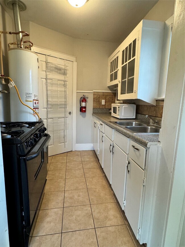 Building Photo - 903 Oakhurst St