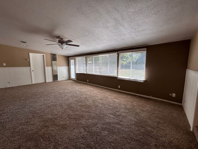 Building Photo - $0 DEPOSIT OPTION, U-HILLS, 4 BED, LARGE A...