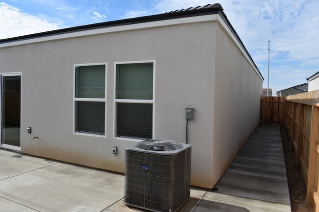 Building Photo - 4472 N San Miguel Ave