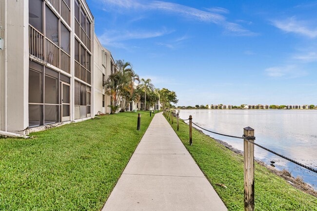Building Photo - 109 Lake Emerald Dr