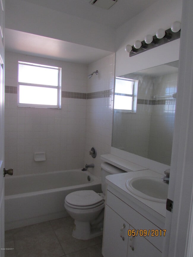 Building Photo - 407 Delmonico St NE